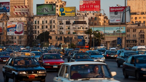 Dichter Straßenverkehr in Kairo.