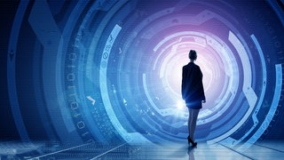 Die Silhouette einer Frau vor einem futuristisch-digitalen Tor.