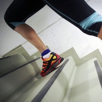 Die Beine einer Läuferin auf einer Treppe