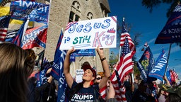 Republikaner aus Georgia versammeln sich vor dem Kapitol in Atlanta zu einer Kundgebung, um Präsident Trump ihre Unterstützung zu zeigen.