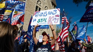 Republikaner aus Georgia versammeln sich vor dem Kapitol in Atlanta zu einer Kundgebung, um Präsident Trump ihre Unterstützung zu zeigen.