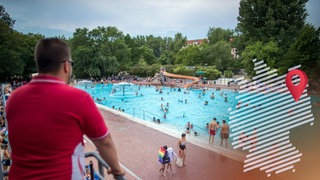 Ein Bademeister wacht über ein Schwimmbecken.