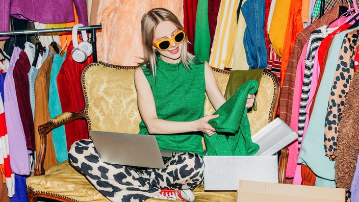 Mode-Reseller verkauft Kleidung mit dem Laptop
