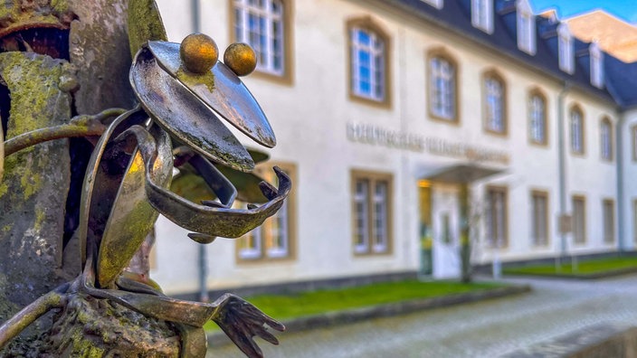 Witzige Metallkunst vor Klingenmuseum in Solingen