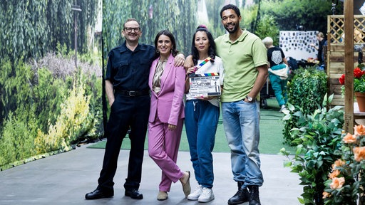 Mitwirkende der ZDF-Serie "Doppelhaushälfte" posieren für ein Foto. 