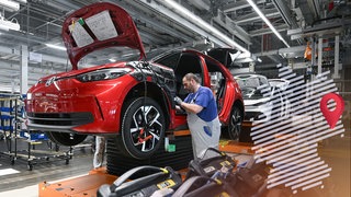 Ein ID.3 läuft auf einer Montagelinie im Werk von Volkswagen in Zwickau. 