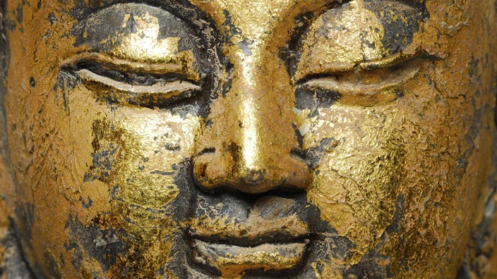 Nahaufnahme von Buddhas Gesicht in Gold