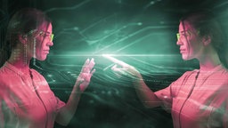 zwei Frauen, umgeben von Technologie und grünem Licht