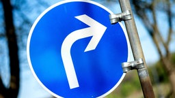  Ein Verkehrsschild weist auf die vorgeschriebene Weiterfahrt nach rechts hin