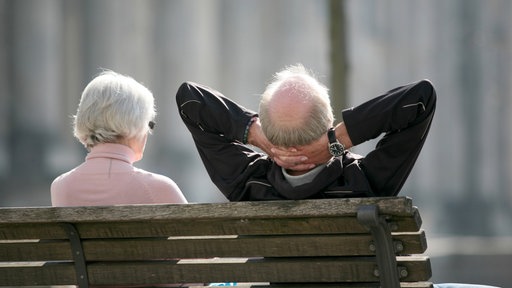 Senioren sitzen auf einer Bank