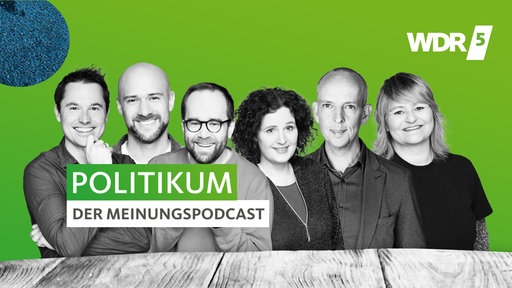 Collage: Logo des Podcast Politikum dahinter das sechsköpfige Moderationsteam
