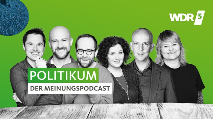 Collage: Logo des Podcast Politikum dahinter das sechsköpfige Moderationsteam