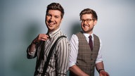 Die Science Cops Jonathan Focke und Max Doeckel posieren in Tweed und Nadelstreifen, Foto: WDR, Annika Fußwinkel