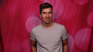 Simon Stäblein vor einem rosa Hintergrund