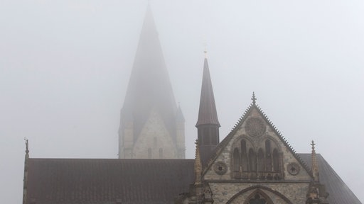 Dom von Paderborn in Nebel gehüllt.
