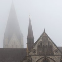 Dom von Paderborn in Nebel gehüllt.