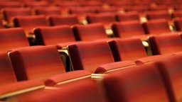 Sitzreihen in einem Theater, Symbolbild