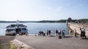 Ein Katamaran legt an der Staumauer am Möhnesee an