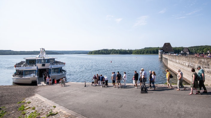 Ein Katamaran legt an der Staumauer am Möhnesee an