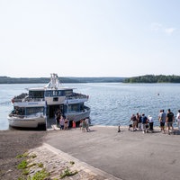 Ein Katamaran legt an der Staumauer am Möhnesee an