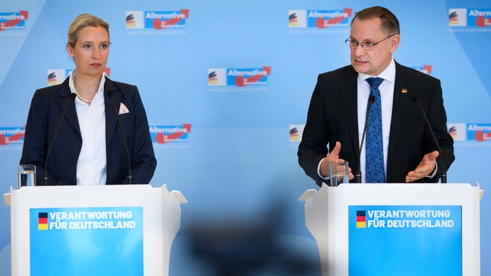 lice Weidel (l), Vorsitzende der AfD-Bundestagsfraktion, und Tino Chrupalla, Vorsitzender der AfD-Bundestagsfraktion, äußern sich vor der Presse. 