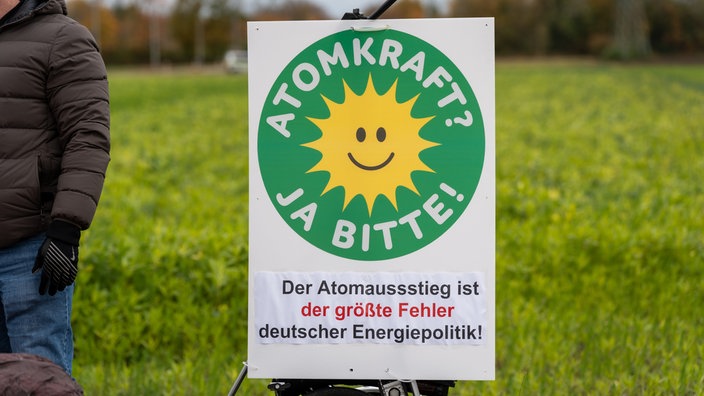 Ein Schild mit den Aufschriften "Atomkraft? Ja bitte!" und "Der Atomausstieg ist der größte Fehler der deutschen Energiepolitik".