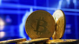 Nahaufnahme von symbolischen Bitcoins