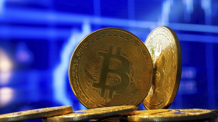 Nahaufnahme von symbolischen Bitcoins
