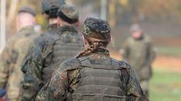 Münster-Handorf, 10.11.2025. Aufgereihte Rekrutinnen, darunter eine junge Frau mit einem geflochtenen Zopf, 