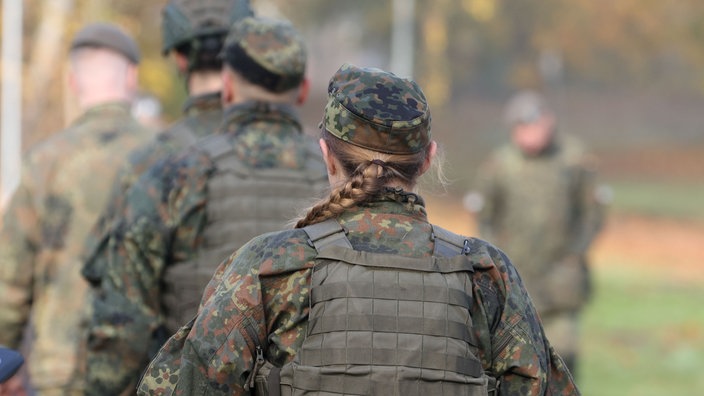 Münster-Handorf, 10.11.2025. Aufgereihte Rekrutinnen, darunter eine junge Frau mit einem geflochtenen Zopf, 