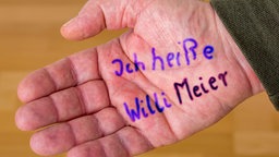 Symbolbild Demenz: Auf einer hand steht geschrieben "Ich heiße Willi Meier"