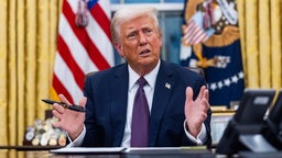 US-Präsident Donald Trump sitzt an seinem Schreibtisch im Oval Office im Weißen Haus. 