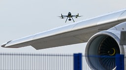 Nach dem nächtlichen Drohnen-Vorfall am Flughafen Leipzig/Halle haben Spezialisten der Bundespolizei eine Drohne mit einer Sprengvorrichtung entschärft.