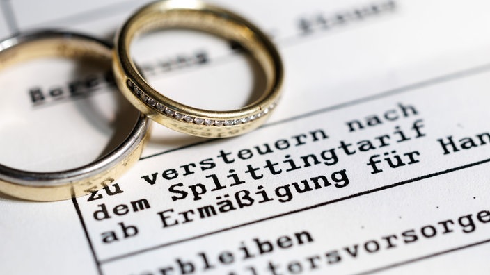 Eheringe liegen auf einer Steuererklärung mit Vermerk zum Ehegattensplitting