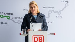 Evelyn Palla, seinerzeit Vorständin Regionalverkehr Deutsche Bahn, spricht im Bahnhof Gerolstein. 