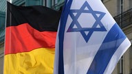 Die Fahnen von Deutschland und Israel wehen am 11.05.2015 in Berlin am Pariser Platz.