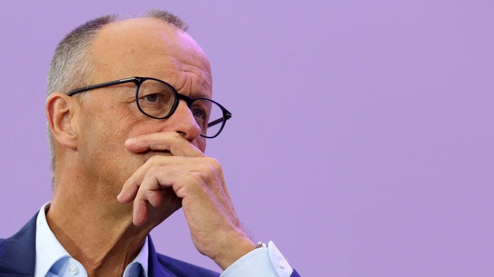 Bundeskanzler Friedrich Merz (CDU) nimmt am Tag der offenen Tür der neuen Bundesregierung im Bundeskanzleramt an einem Bühnengespräch teil. 