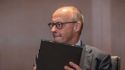 6.09.2026, Berlin: Bundeskanzler Friedrich Merz (CDU) kommt zur Sitzung des Bundeskabinetts im Kanzleramt.