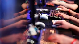 Besucher testen neue Spiele auf der Gamescom in Köln