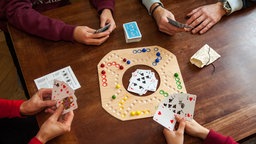 Eine Gruppe an einem Brettspiel