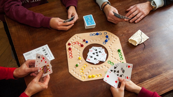 Eine Gruppe an einem Brettspiel
