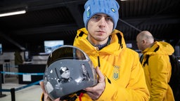 Wladislaw Heraskewytsch hält seinen Helm in die Kamera.