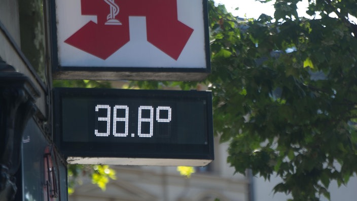 Ein Außenthermometer zeigt 38,8 Grad an. 