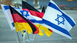 Die Fahnen von Israel und Deutschland wehen im Wind