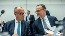 Jens Spahn spricht mit dem erstaunten Bundeskanzler Friedrich Merz vor Beginn einer Fraktionssitzung im Bundestag.