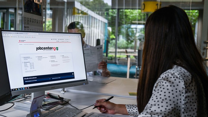 Eine Mitarbeiterin im Jobcenter Treptow-Köpenick in Berlin arbeitet am PC. 