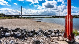 Der Rhein mit Blick auf die Rheinbrücke Neuenkamp bei Duisburg mit niedrigem Pegel aufgenommen am 29.08.2025
