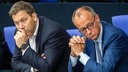 Bundeskanzler Friedrich Merz (CDU, rechts) verfolgt eine Debatte neben Lars Klingbeil (SPD), Bundesminister der Finanzen, im Bundestag. 