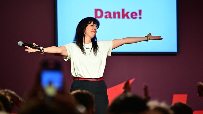 Elif Eralp (Die Linke), Spitzenkandidatin und stellvertretende Vorsitzende der Linksfraktion, spricht auf einer Wahlparty der Berliner Linken im Festsaal Kreuzberg zu Anhängern und Parteimitgliedern. 
