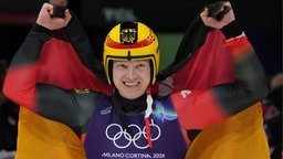 Max Langenhahn jubelt mit deutscher Flagge.